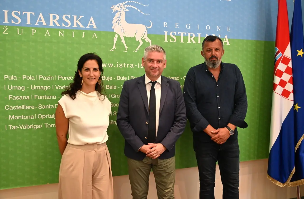 Župan Boris Miletić razgovarao s načelnicima Vrsara i Funtane o dogradnji sportske dvorane OŠ Vrsaru i proširenju obuhvata luke otvorene za javni promet „Luke Vrsar“