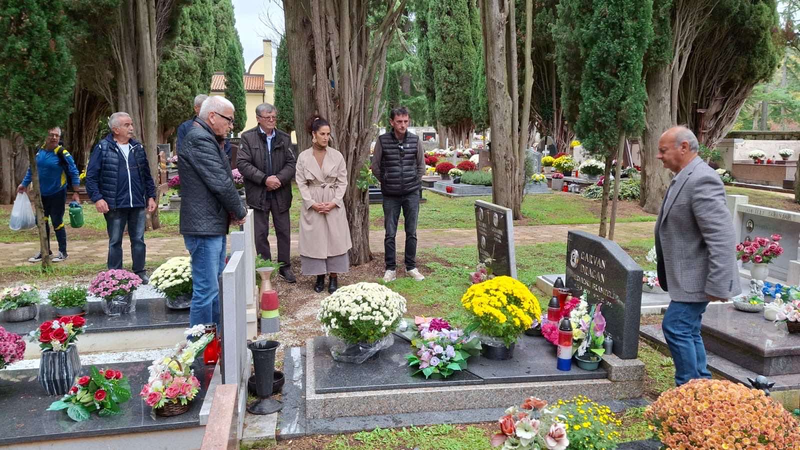 Povodom blagdana Svih svetih i Dušnog dana, položeni vijenci i zapaljene svijeće