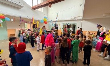 Vrsar u rukama maškara